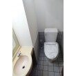 トイレ本体は汚れにくく、お手入れがしやすい節水タイプのLIXILアメージュZ。
床は、すべりにくく防汚・清掃性をあわせ持つ、LIXIL 床タイル アレスで仕上げました。