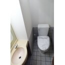 トイレ本体は汚れにくく、お手入れがしやすい節水タイプのLIXILアメージュZ。
床は、すべりにくく防汚・清掃性をあわせ持つ、LIXIL 床タイル アレスで仕上げました。