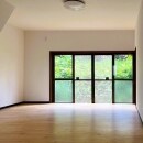 掃き出し窓から明るい光とさわやかな風が入ってきます。白い壁紙とナチュラルウッドなフローリングの組み合わせは、様々な家具や色を取り入れやすく、インテリアコーディネートの幅が広いとされています。