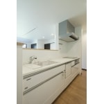 全体を白色で清潔感あるキッチン空間