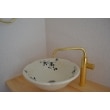 花柄の陶器製の洗面ボールとゴールドの水栓が空間を可愛いくしております