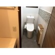 お家で店舗を営んでいるお家のトイレリフォーム。
手洗い付きのトイレ便器の交換と、内装リフォームを行いました。