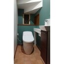 ホワイト・ターコイズブルー・ブラウンのコントラスト、テラコッタのクッションフロアが、地中海風の爽やかさを演出する素敵なトイレになりました。