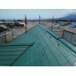 太陽光発電を設置するにあたり、劣化が進んでいた屋根を高圧洗浄したのち塗替え、傷みの酷かった下屋根は葺き替え工事を行いました。