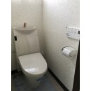 清潔感のある真っ白なトイレリフォームとともに、トイレ内の床とクロスも貼り換えました。