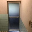 浴室入り口ドアを折れ戸から開き戸に交換しました。