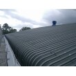 既存の大波スレートをはがさずに改修屋根（カバールーフ エコなみ）をかぶせるカバールーフ工法で施工しました。