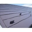 屋根は、下地作りと雨漏り対策に力をいれたご提案になります。素地調整を含む８工程の通気口法で１工程１工程ていねいに仕上げることで断熱性塗料の機能性を最大限に発揮できる高品質施工をお届けしました。

