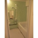 窓がない浴室で暗かったので、ライトグリーンの柄パネルを採用し明るい雰囲気を出しました。