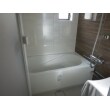 時代がかった緑色の浴槽をより広く快適な浴槽に替え、落ち着いた配色の浴室となりました。
