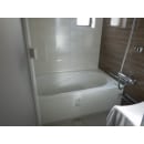 時代がかった緑色の浴槽をより広く快適な浴槽に替え、落ち着いた配色の浴室となりました。