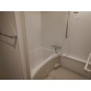 お掃除の際には邪魔になる扉を折戸タイプに変更して内側への張り出しを抑え、全体を白で統一した清潔感のあるお掃除のしやすい浴室になりました。