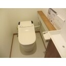 マンションリフォーム用のタンクレストイレを設置しました。
コンパクトな手洗い器もスッキリしたデザインで、トイレ空間が広くなりました。
洗浄水も少ない節水型でお掃除もしやすい新型便器です。