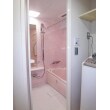 浴室はあたたかみのあるピンク。あたたかな優しい色につつまれて明るくなりました。