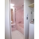 浴室はあたたかみのあるピンク。あたたかな優しい色につつまれて明るくなりました。
