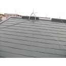 屋根はタスペーサー取り付け後、仕上げは2液型弱溶剤遮熱塗料での塗装でした。