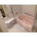 タイル貼りの浴室だったので、お掃除が楽なTOTOのユニットバスをご提案。
既存の浴室より５ｃｍずつ幅と奥行きを広げることができました。