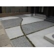 車庫の土間コンクリートは、洗い出し仕上と刷毛引き仕上の２パターンでデザインしました。タマリュウの目地がアクセントです。