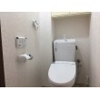 トイレはクロス・CFを貼り替えて、便器も新しく取り替えました。リモコンが壁掛けタイプのシャワートイレを採用しました。