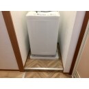 洗面脱衣所とDKを間仕切る壁を解体して、洗面脱衣所のスペースにDK側のスペースを取り込んで、洗濯機置き場を造りました。衛生空間は別にとることができればそれに越したことはございません。