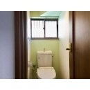 トイレは洋便器とシャワートイレを交換して内装をリニューアルしました。壁のクロスは奥の壁に薄いグリーンのアクセント貼りです。