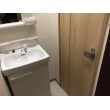トイレ入口手前に手洗い器がありました。物置状態になっていましたが、新しくミラーキャビネット付きの洗面化粧台を設置しました。