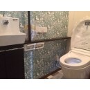 １階のトイレは手洗機とセットのタンクレストイレ。ムーミンのキャラクターの壁紙をアクセント貼りしています。