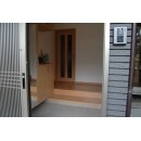 木製の木戸だった玄関をアルミサッシに交換しました。合わせて玄関上り框・フローリングを貼りリニューアルしました。