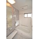 お湯が冷めにくい保温浴槽とＷ断熱構造のユニットバスで冬の入浴も快適に！
