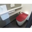 タンクレスですっきり。床と壁紙は統一感のある色合いに！トイレのフタはインパクトのある赤色に決定！