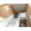 1階から見上げた写真です。アルミ手すり、アクリルパネルのホワイトとライトブラウンの色合いがおしゃれです。