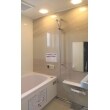 既設の浴室が1100×1600タイプで狭い為、広く出来ないか検討し、タカラスタンダードの「伸びの美浴室」（1150×1700）のユニットバスを設置しました。
