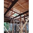 屋根を支える構造体の母屋　垂木　小屋束から組み直しています。既存の黒い梁を残し、利用しています。