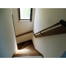 2階から見下ろすと急な階段に感じます。手すりを付けたことで安全になりました。
