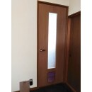 間仕切りのない開口部にドアを設置いたしました。
ペット専用のフラップドア付きです。