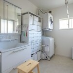 収納スペースと衣類乾燥機を完備した洗面所