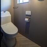 冷たいタイルのトイレをリフォーム