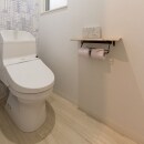 白をベースにしたアクセントクロスと木目のクッションフロアで明るいトイレになりました。