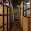 一枚一枚大工さんが張ったヘリンボーンの床は、アンティークなお家の雰囲気を引き立ててくれます。