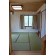 和室の畳は農薬の心配が無い和紙で出来ていて、体に安心。入口の引き戸が大きく開くので玄関ホールと続き間のように使えます。
