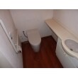 タンクレスのシンプルなデザインのトイレなので、施工前に比べて空間が広くなりスッキリとした印象のトイレになりました。