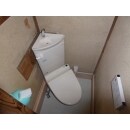 和式トイレを洋式トイレに交換しました。使用したものはTOTO社製のコンパクトリモデル便器セットです。節水性も高くシンプルなスッキリとしたデザインのものになっています。