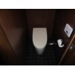 木目調の温かみのあるトイレ。タンクレスタイプのものを使用することで、スッキリとしたデザインになりました。