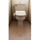 水漏れが発生し、白アリ被害にあったトイレの床をやり替えました。
水に強いクッションフロアを使っています。