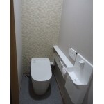 スリムな独立手洗器のトイレで使いやすく