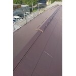 既存屋根の防水紙を貼る　カバー工法