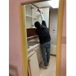 システムキッチンの解体作業中になります。
まだ、序盤ですが吊戸棚を解体している写真になります。
