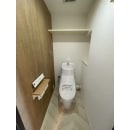 トイレリフォーム工事完成になります。
トイレ本体は、LIXIL「アメージュZAシャワー付きトイレ」を採用させていただきました。