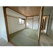 リビングと隣接している和室は畳と壁を張り替えました。
新品の畳の心地よい匂いがし、気分が良くなる空間になっております。