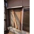 こちらはベランダの掃き出し窓の戸袋の内側です。木が水分を含み厚みを増して空間を圧迫していました。木部を削り空間を確保したことで、雨戸が全てしまえるようになりました。